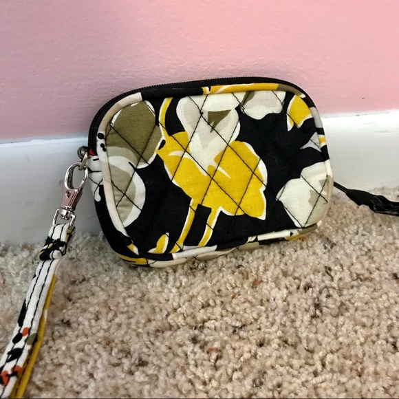 ⭐️3/$15⭐️ Vera Bradley Patterned Wristlet - Picture 3 of 6